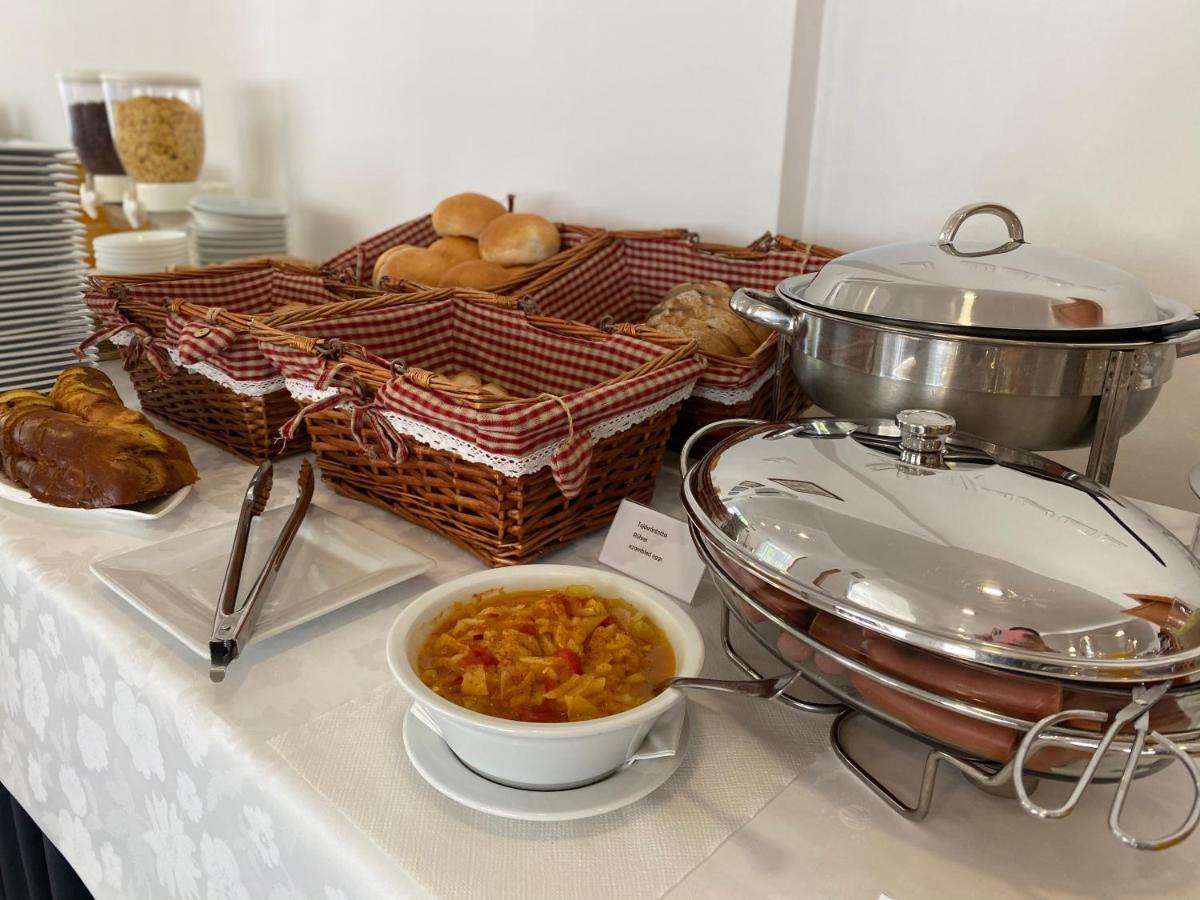 Hotel Magnolia Balatonszepezd Bagian luar foto