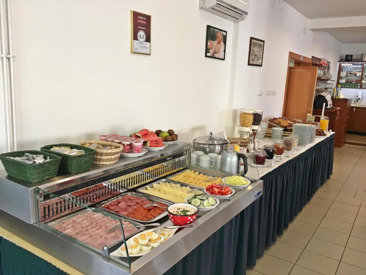 Hotel Magnolia Balatonszepezd Bagian luar foto