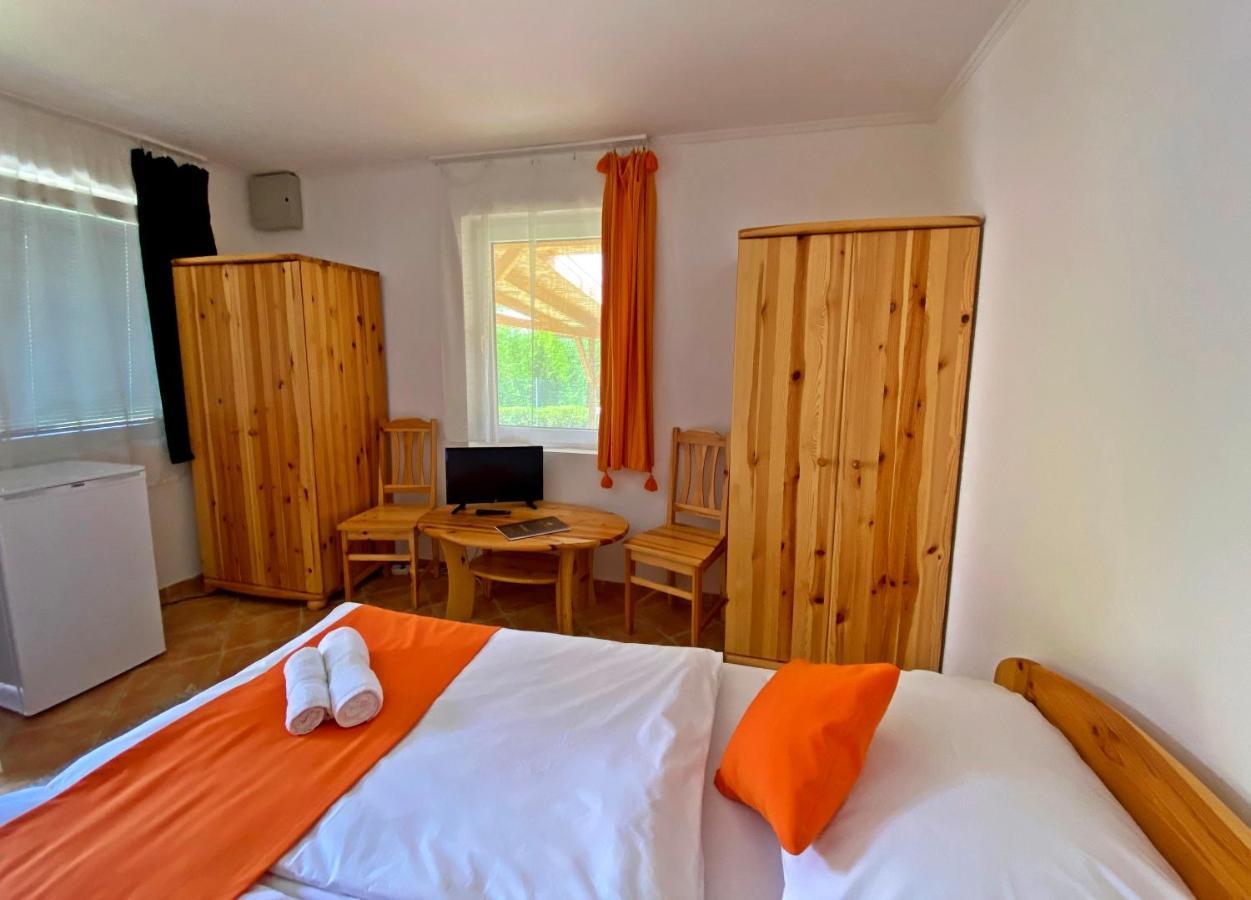 Hotel Magnolia Balatonszepezd Bagian luar foto
