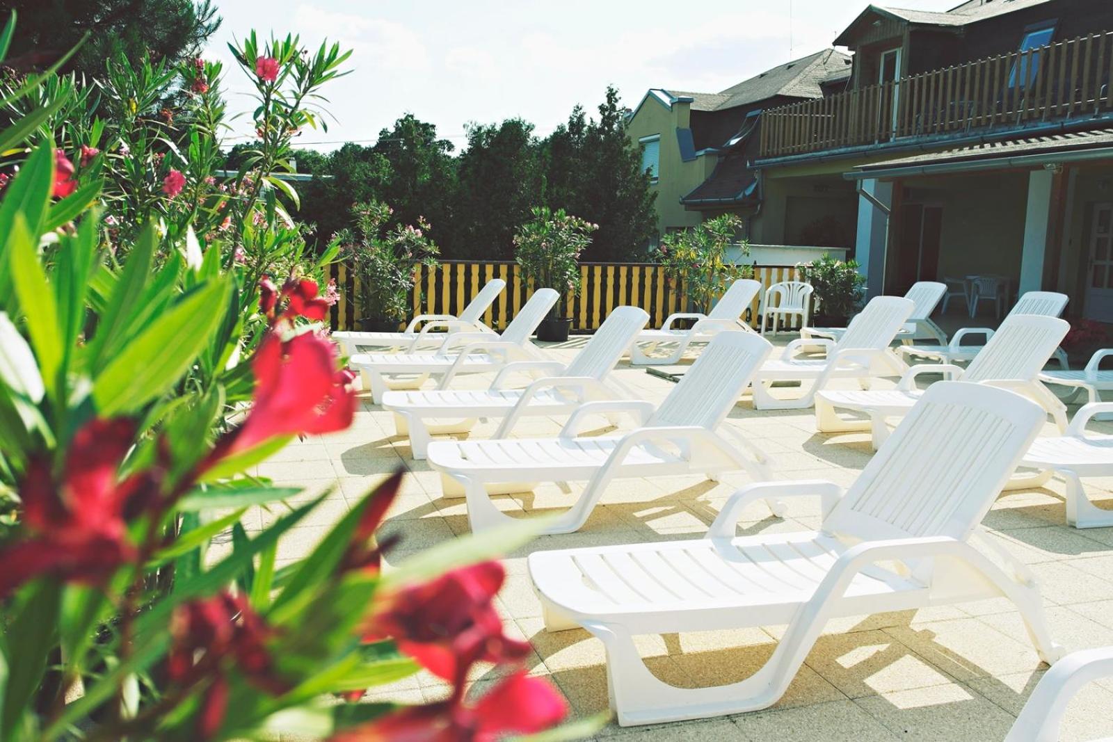Hotel Magnolia Balatonszepezd Bagian luar foto
