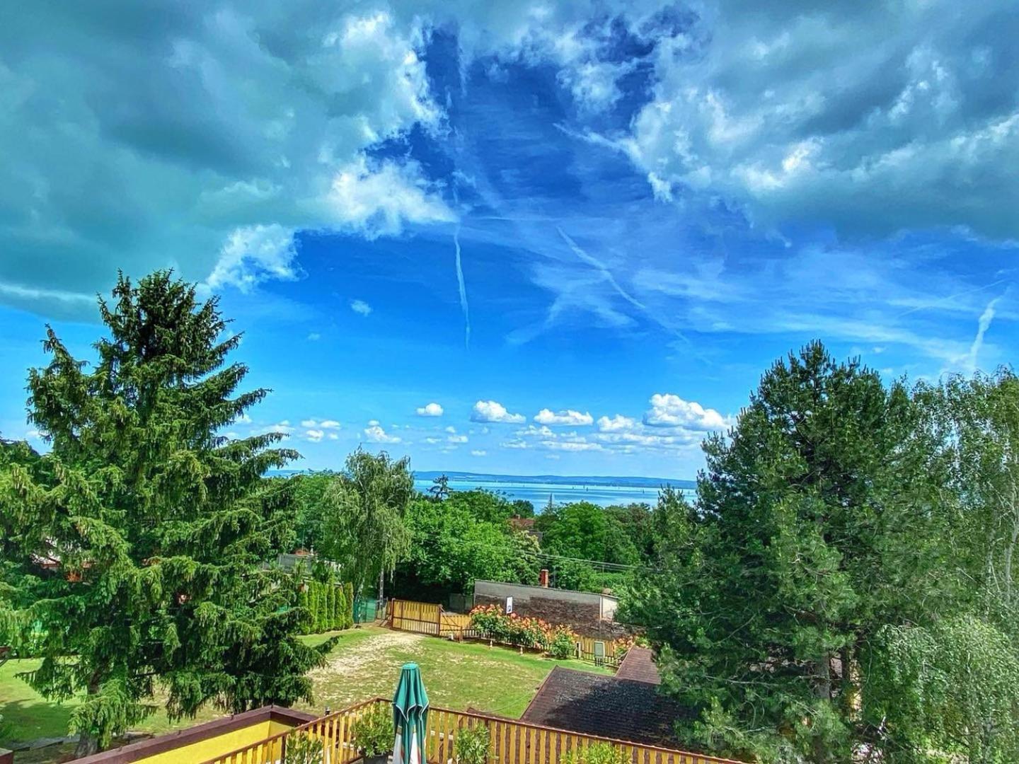 Hotel Magnolia Balatonszepezd Bagian luar foto