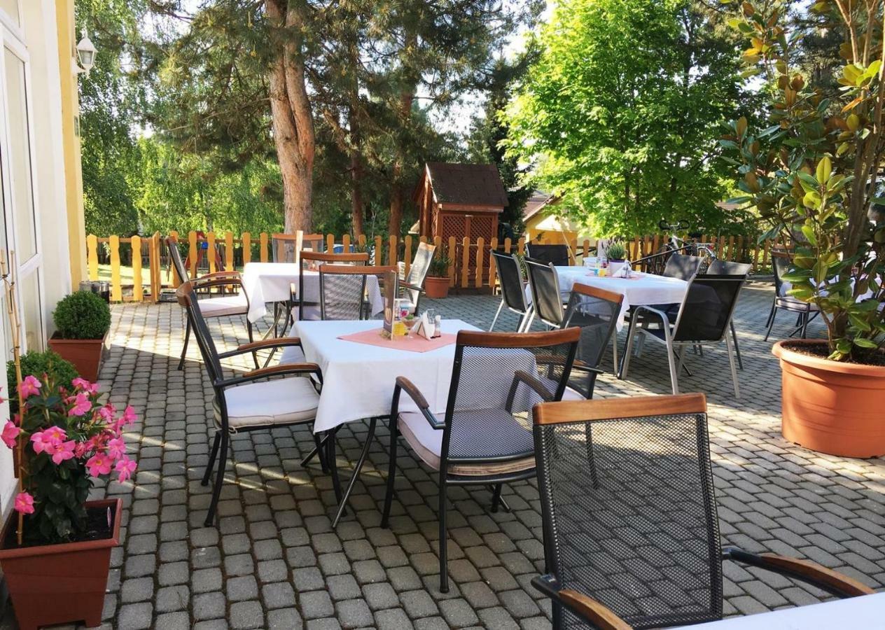 Hotel Magnolia Balatonszepezd Bagian luar foto