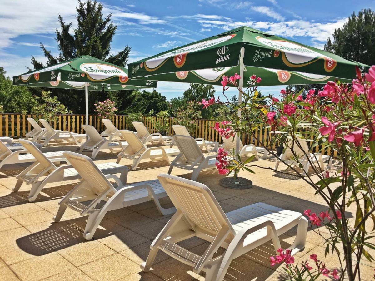 Hotel Magnolia Balatonszepezd Bagian luar foto