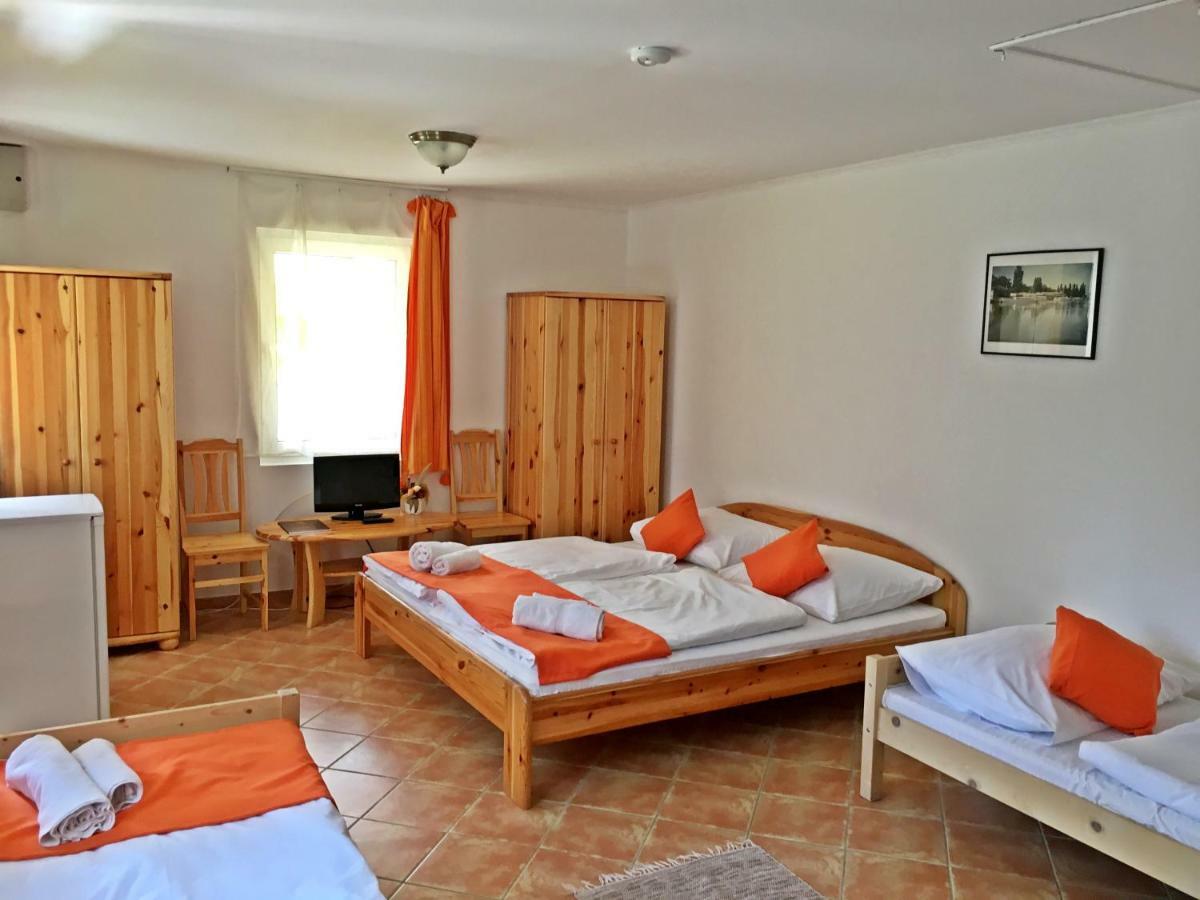 Hotel Magnolia Balatonszepezd Bagian luar foto