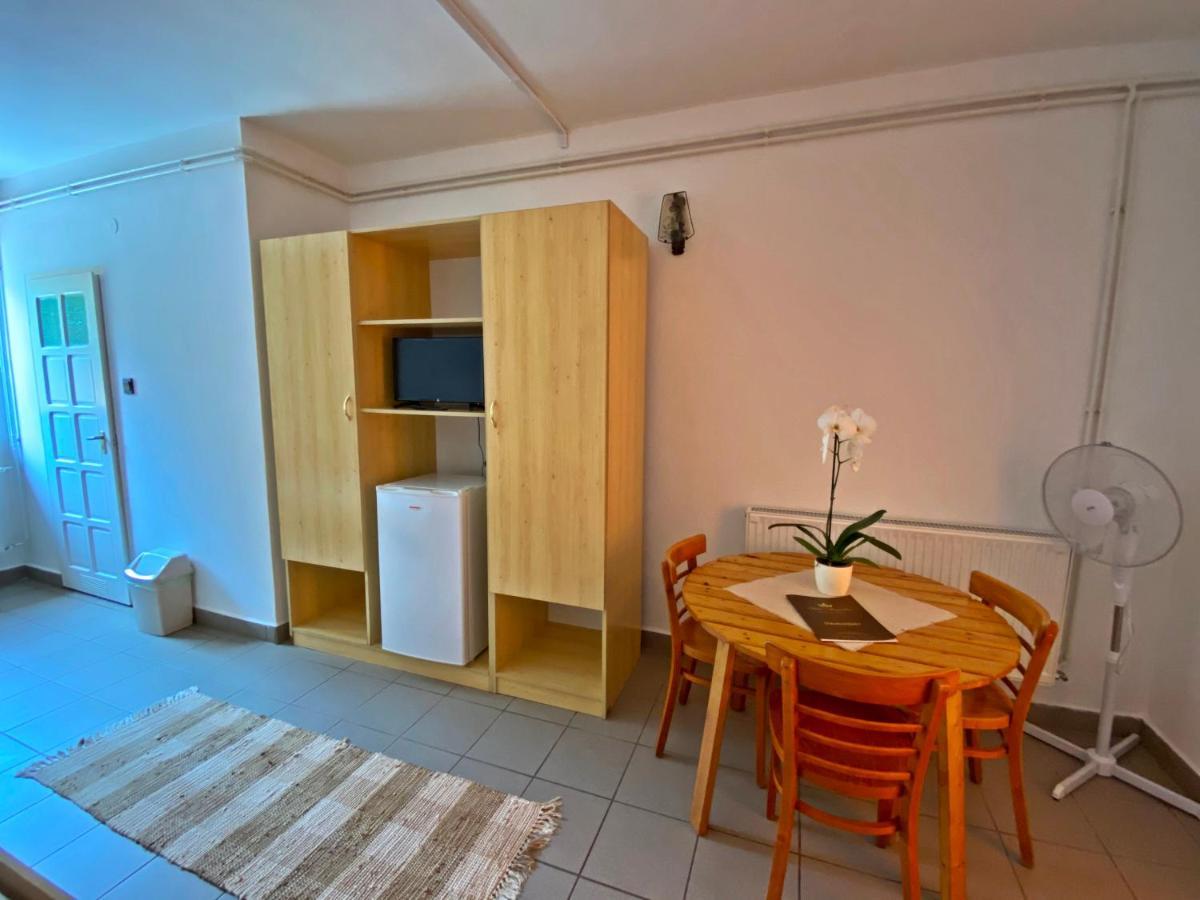 Hotel Magnolia Balatonszepezd Bagian luar foto